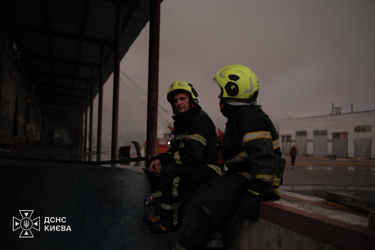 Після масованого обстрілу Київщини палають підприємства і склади, є загиблий та поранені