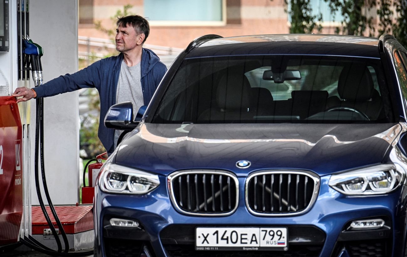 У Росії через паливну кризу пропонують заправляти автомобілі в Китаї