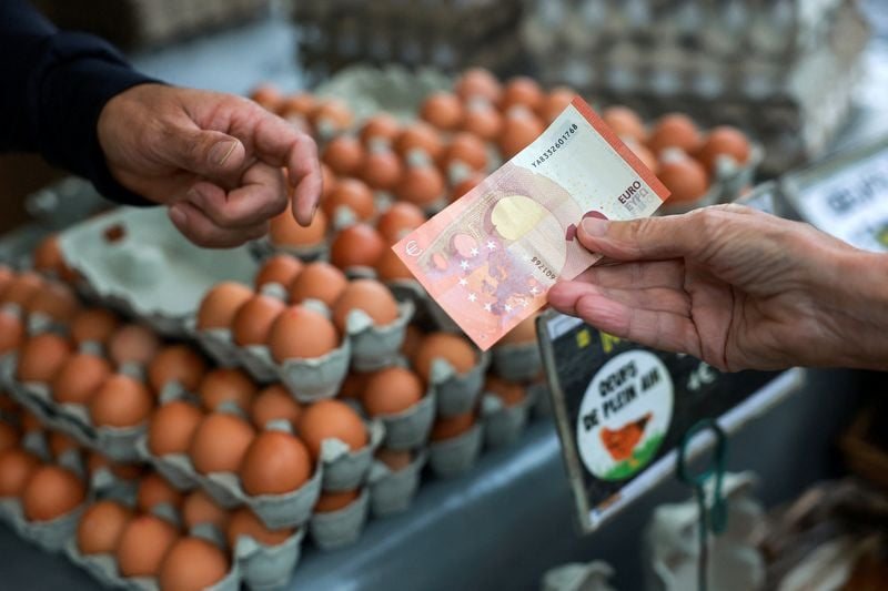 Євро прямує до п'ятого тижневого падіння, але тиск продавців слабшає