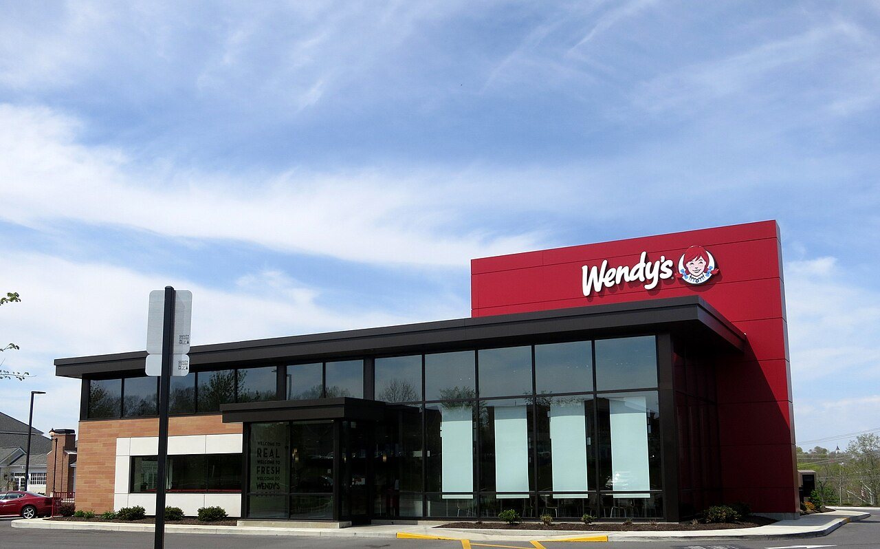 Акції Wendy's падають після банкрутства франчайзі у США