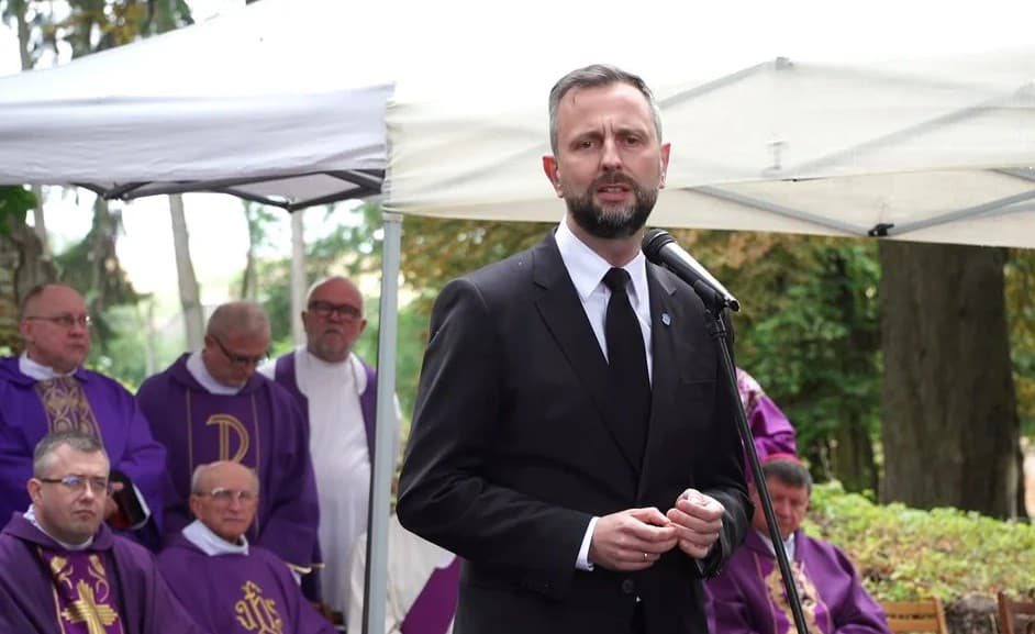 Міністр оборони Польщі на Волині закликав до примирення та недопустимості «спіралі ненависті»