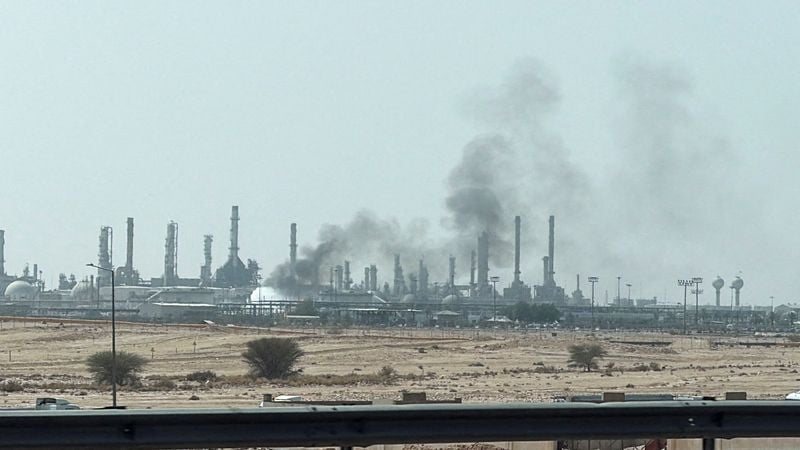 Ціни на нафту зростають через шторми та авіаудари, що загрожують постачанню
