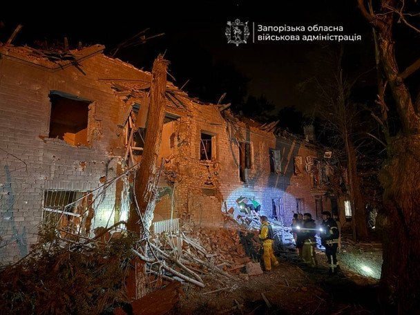 Росія атакувала Запоріжжя: під завалами можуть бути люди, є загиблі та поранені