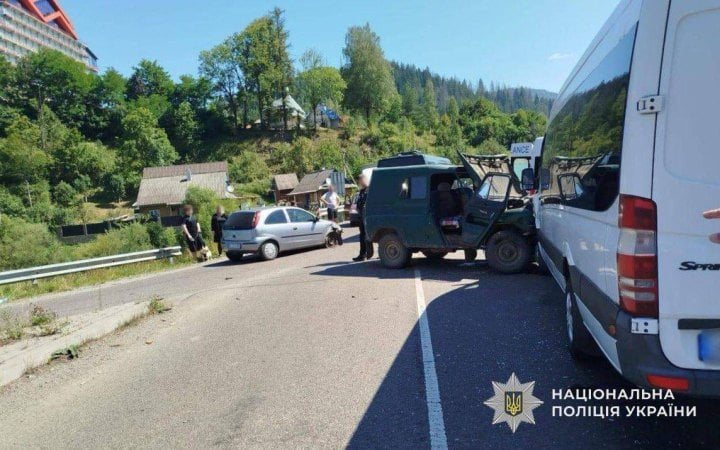 На Закарпатті у зіткненні трьох автомобілів постраждали 13 людей, серед них четверо дітей