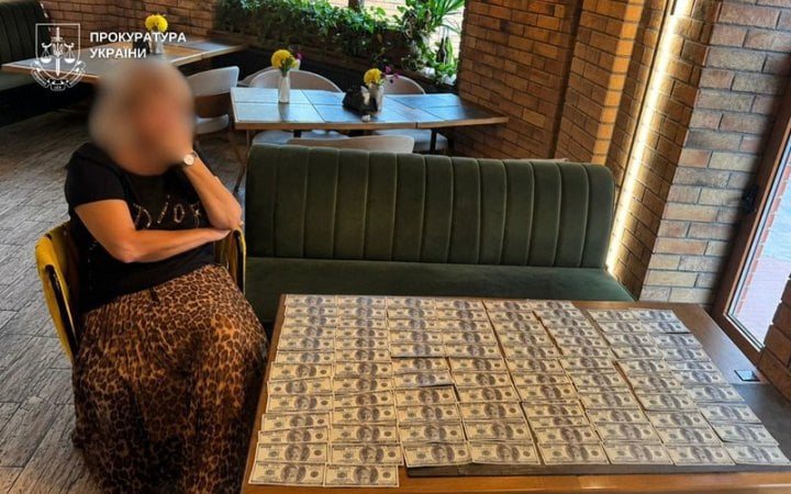 Викладачка університету в Києві підозрюється у хабарництві через «10 кг смородини»