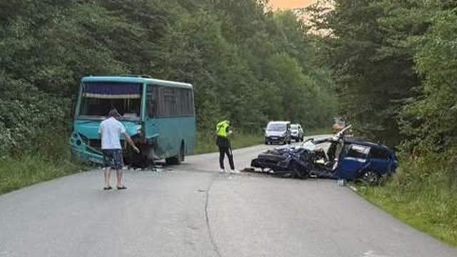 У Харкові під час зіткнення рейсового автобуса й легковика постраждали п’ятеро людей