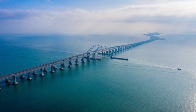 Шторм розірвав загородження з барж біля Керченського мосту